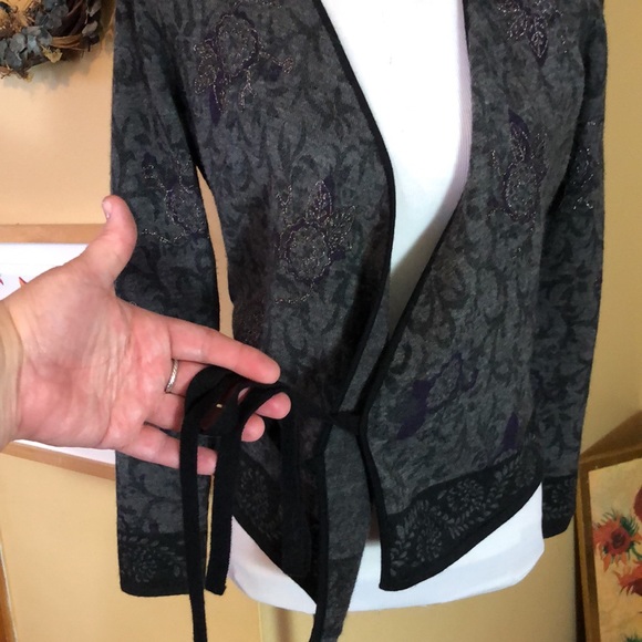 Vtg JONES NEW YORK Size Small P
100% Lana Merino Wool True Wrap Floral Metallic - Picture 9 of 17